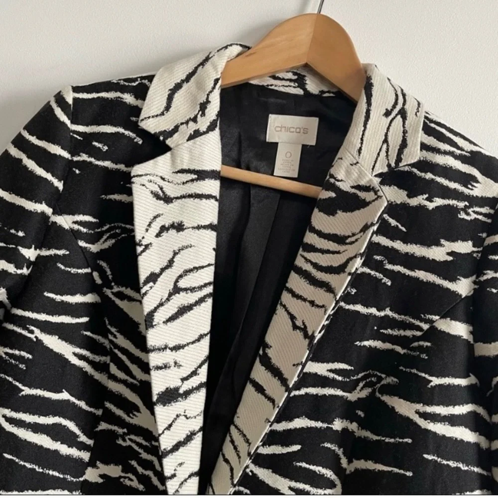 Chico’s Black & White Zebra Printed Jacket Size 1/Medium - Picture 3 of 4